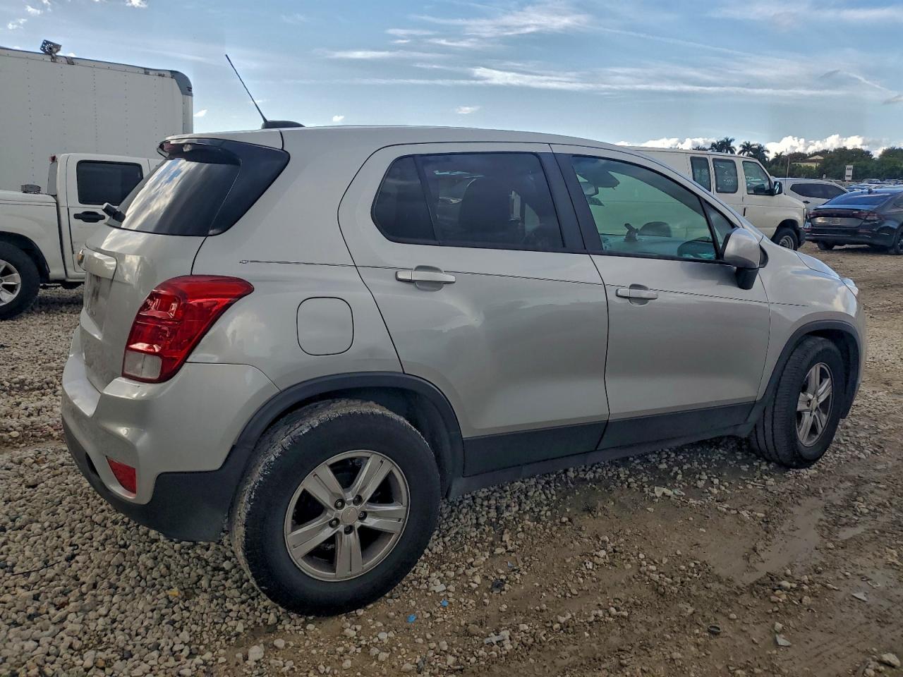 2020 CHEVROLET TRAX LS photo 3