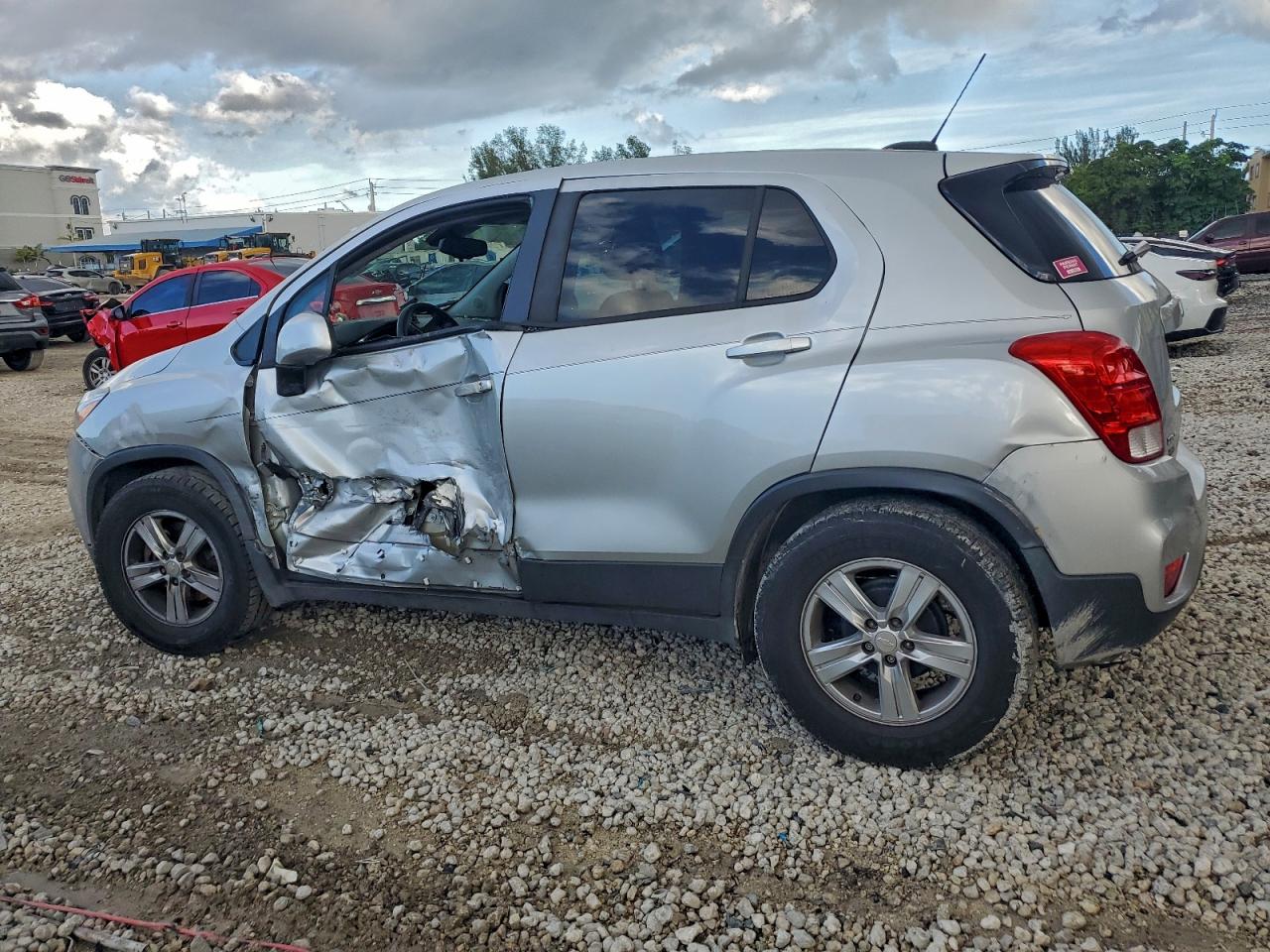 2020 CHEVROLET TRAX LS photo 2