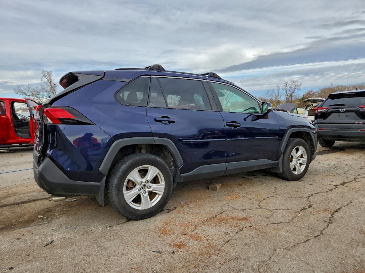 2019 TOYOTA RAV4 XLE photo 3