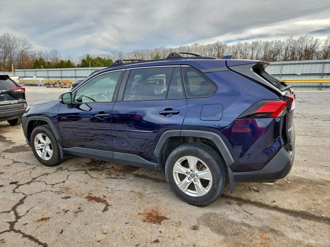 2019 TOYOTA RAV4 XLE photo 2