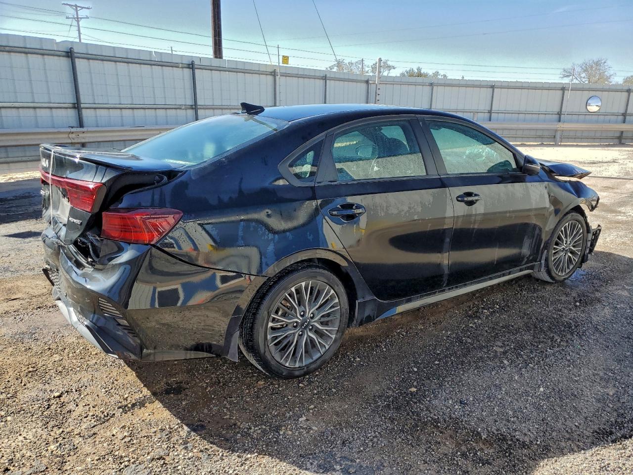 2024 KIA FORTE GT LINE photo 3