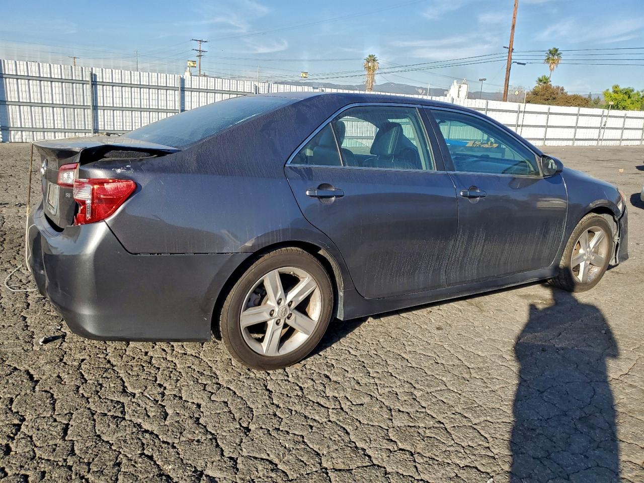 2014 TOYOTA CAMRY L photo 3