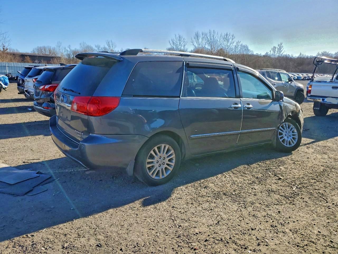 2009 TOYOTA SIENNA XLE photo 3