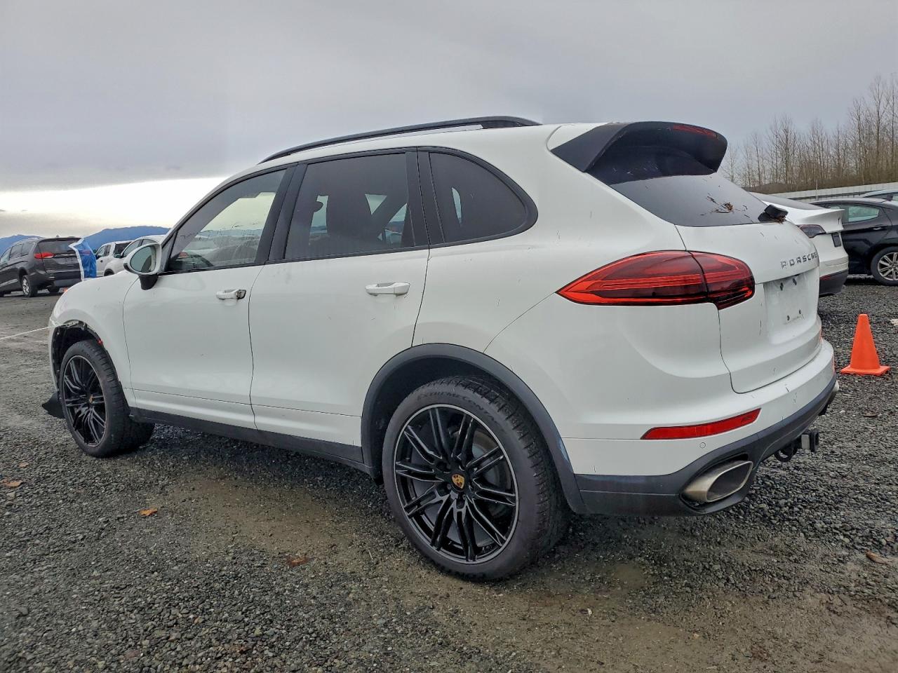2015 PORSCHE CAYENNE photo 2