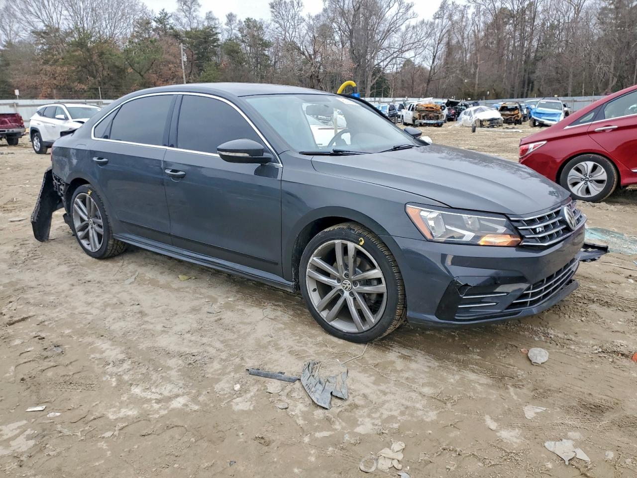 2017 VOLKSWAGEN PASSAT R-LINE photo 4