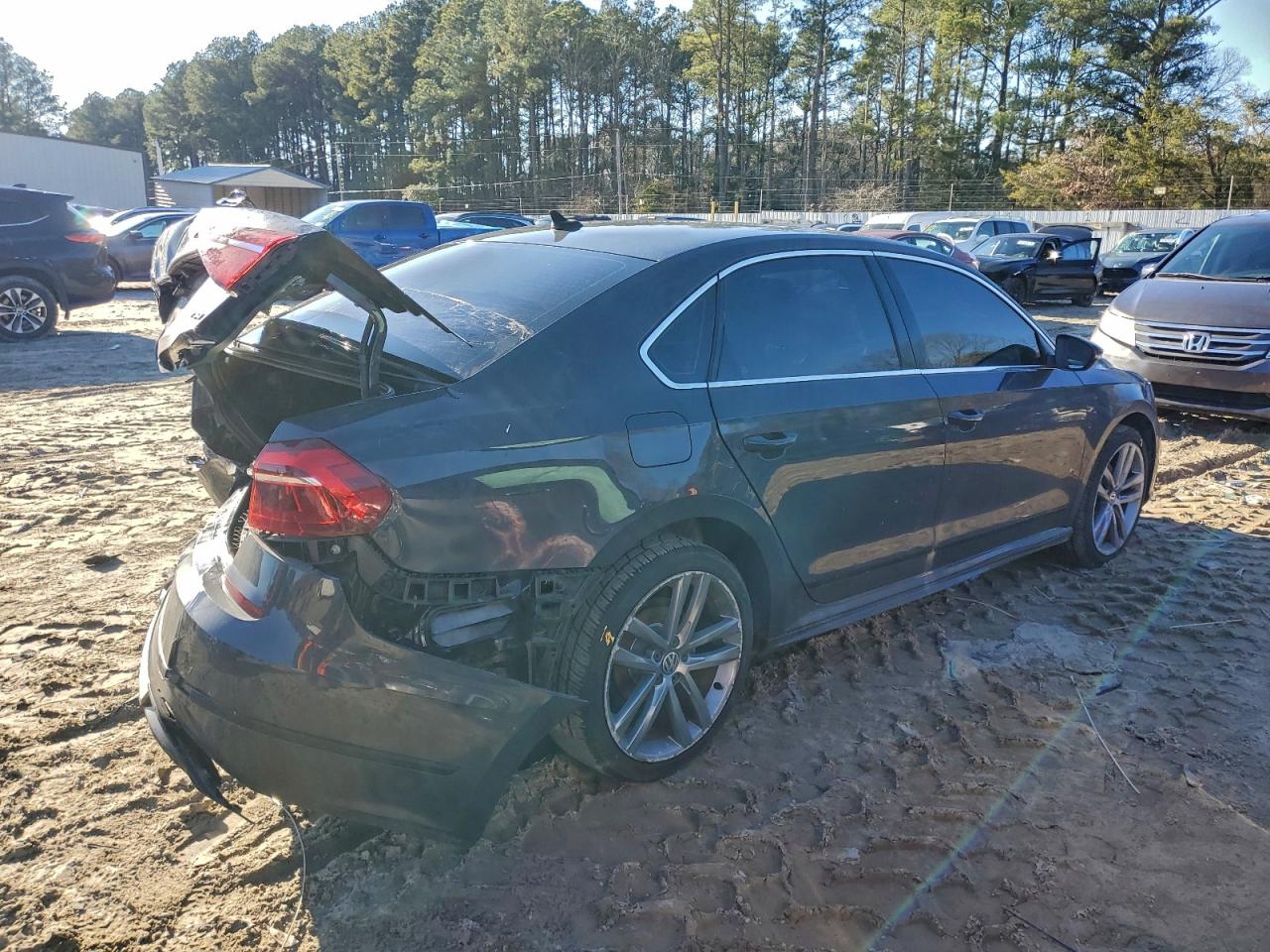 2017 VOLKSWAGEN PASSAT R-LINE photo 3