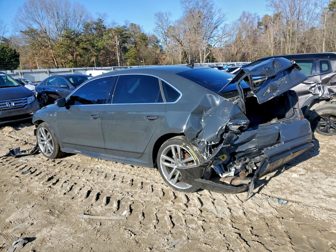 2017 VOLKSWAGEN PASSAT R-LINE photo 2