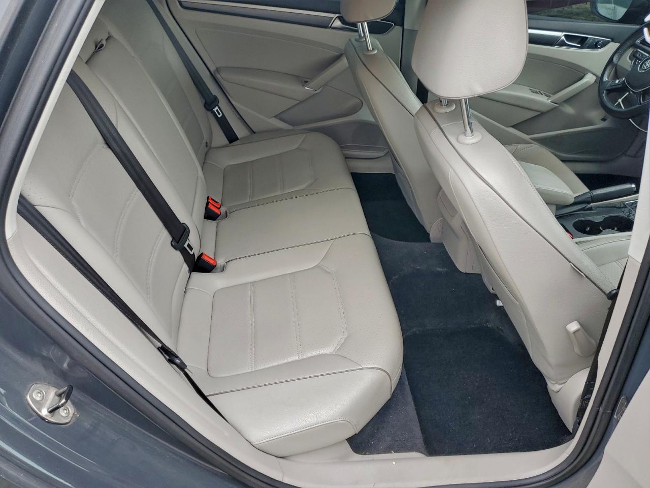 2017 VOLKSWAGEN PASSAT R-LINE photo 10