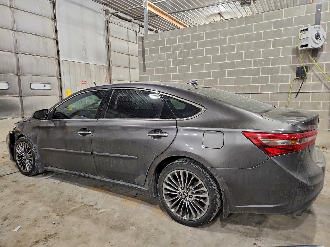 2016 TOYOTA AVALON XLE photo 2