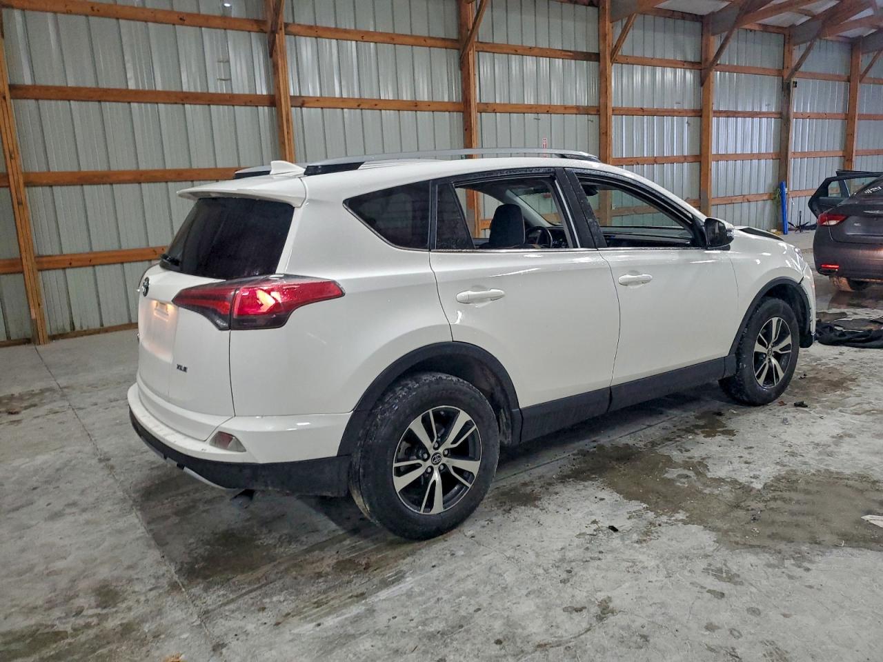 2017 TOYOTA RAV4 XLE photo 5