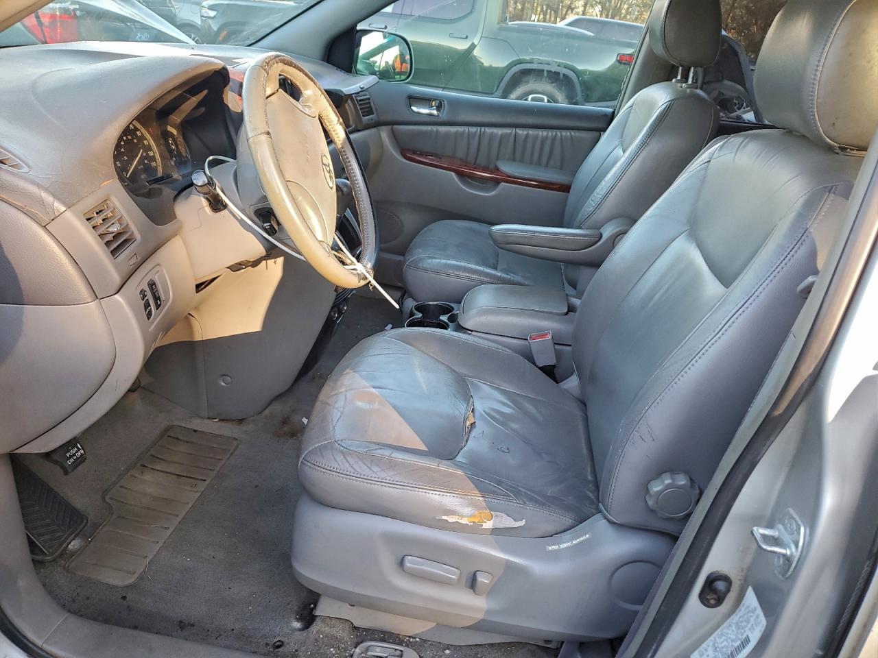2004 TOYOTA SIENNA XLE photo 7