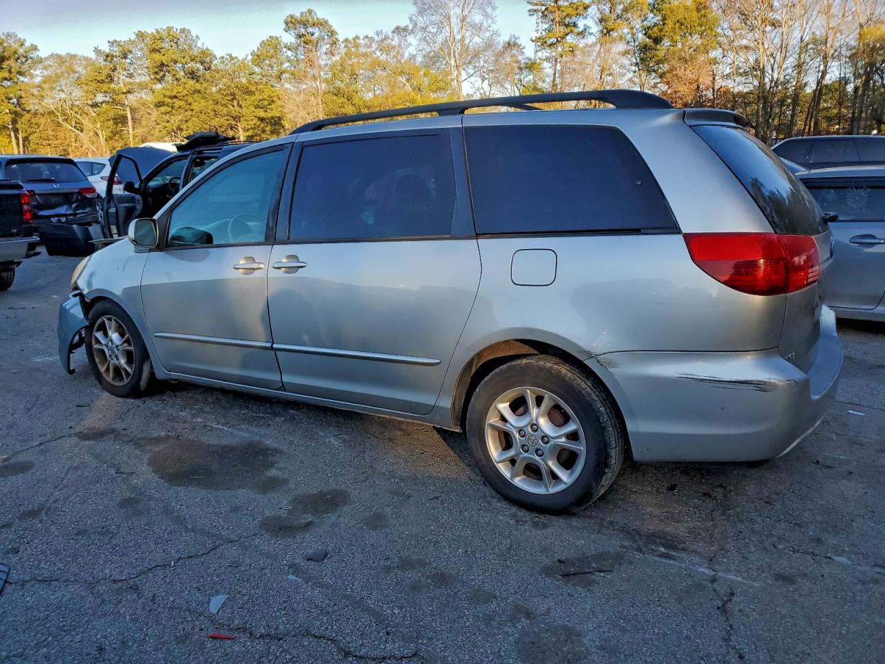 2004 TOYOTA SIENNA XLE photo 2