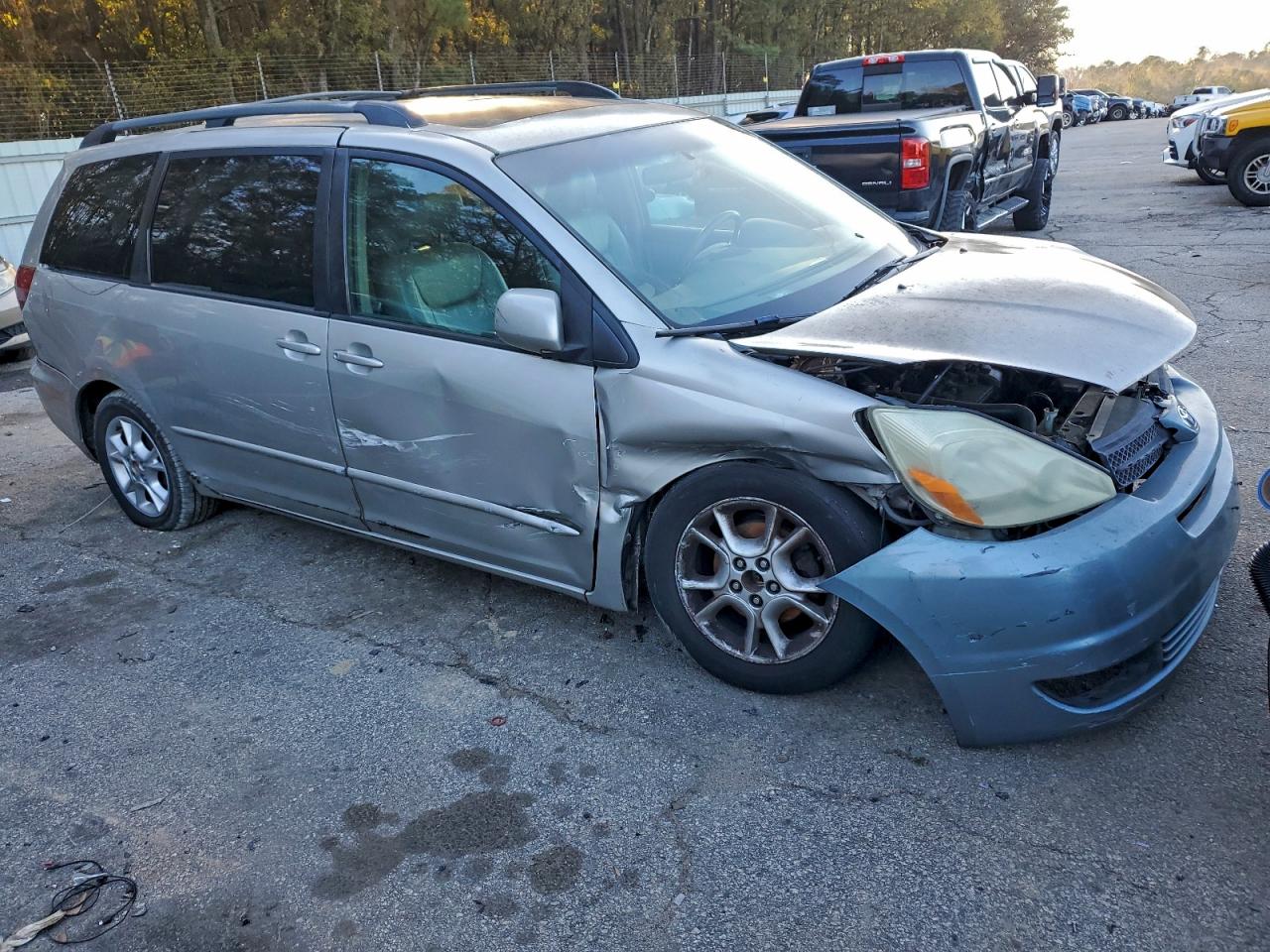 2004 TOYOTA SIENNA XLE photo 4
