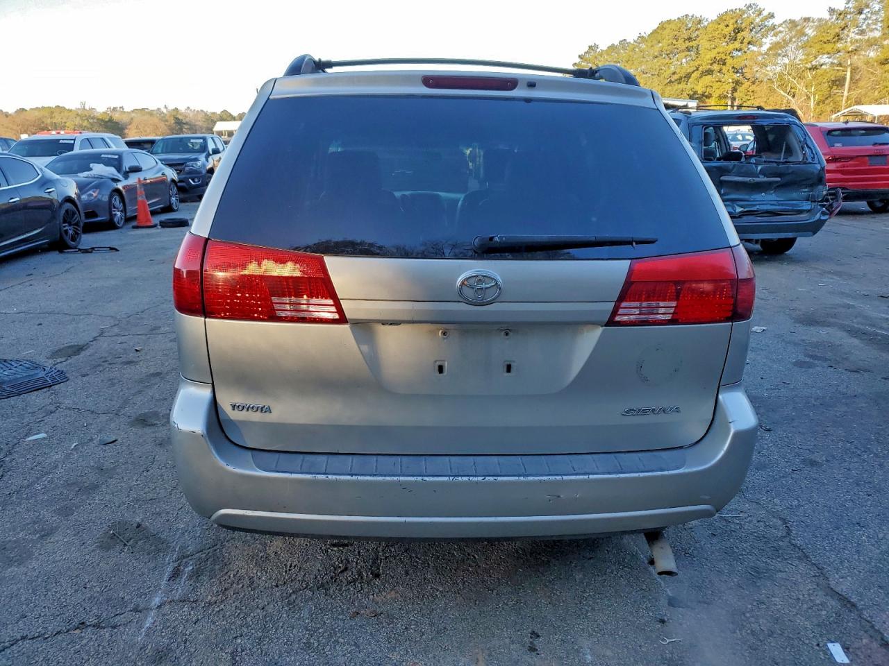 2004 TOYOTA SIENNA XLE photo 6