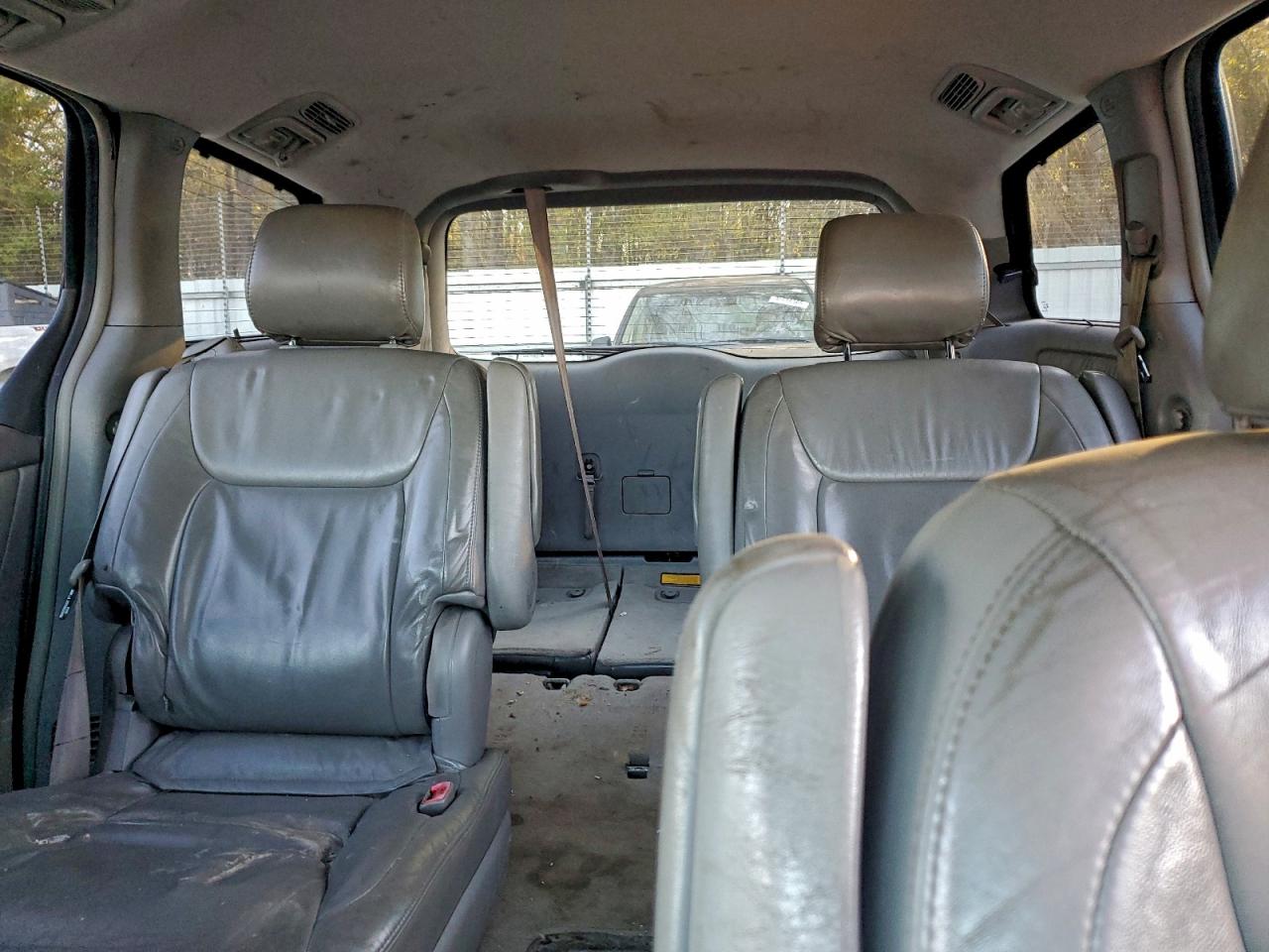2004 TOYOTA SIENNA XLE photo 10