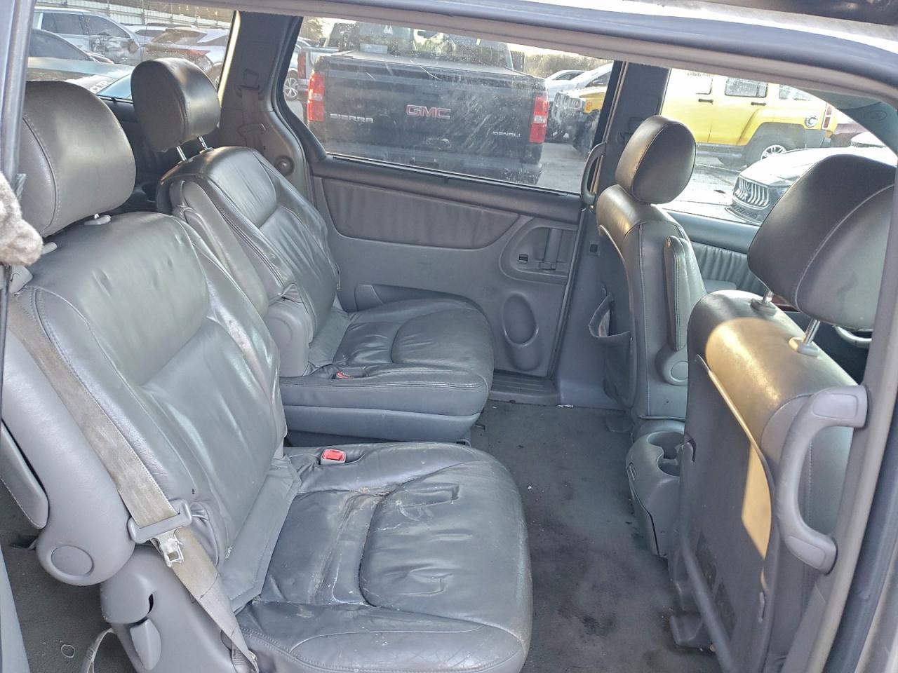 2004 TOYOTA SIENNA XLE photo 11