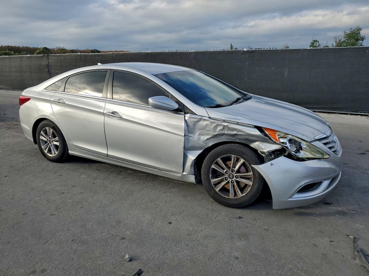 2013 HYUNDAI SONATA GLS photo 4