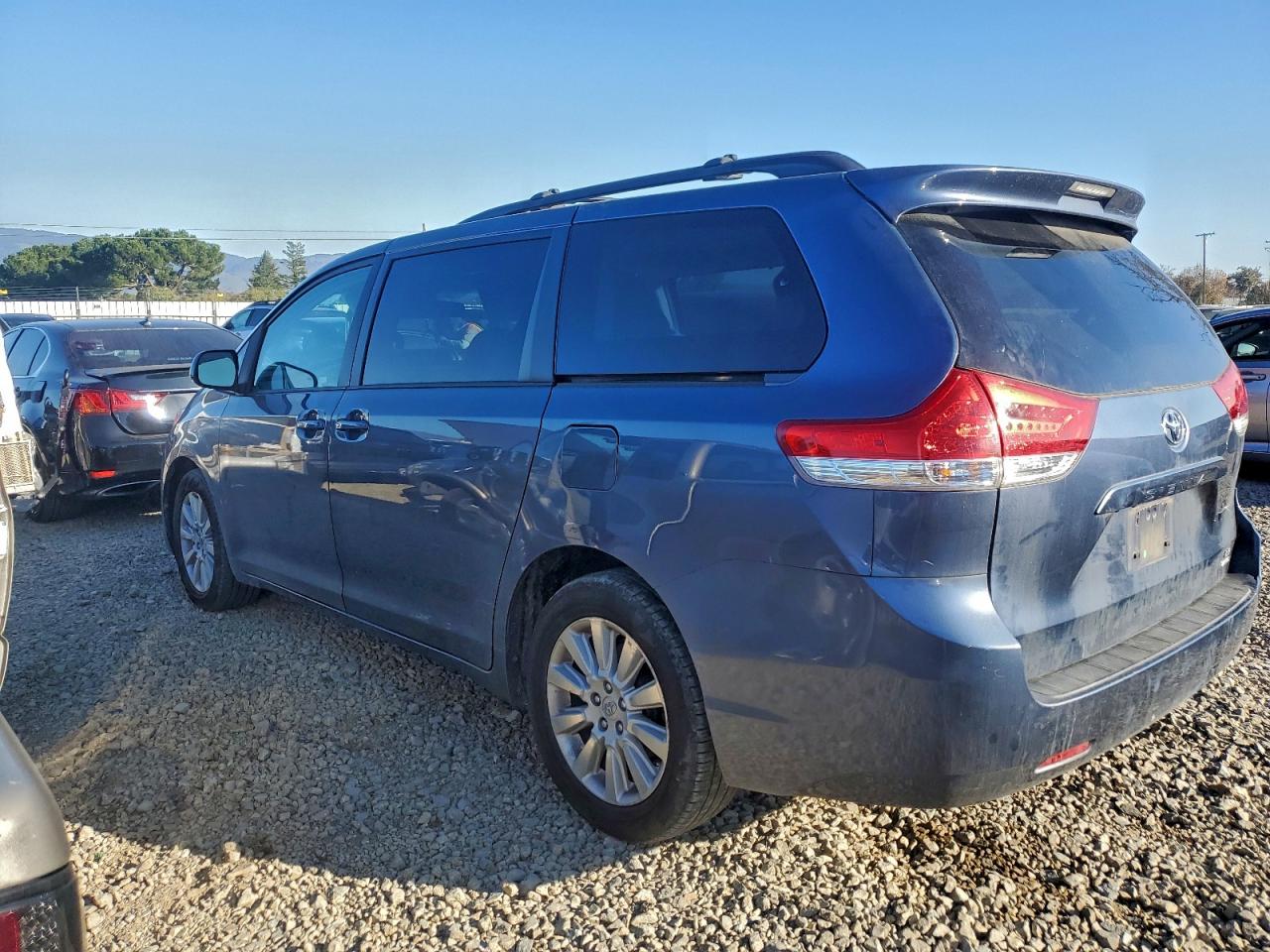 2014 TOYOTA SIENNA LE photo 2