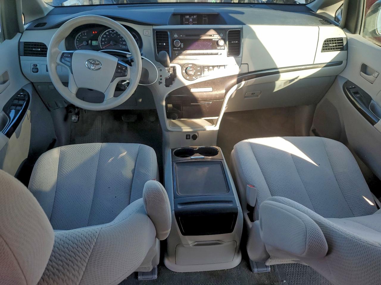 2014 TOYOTA SIENNA LE photo 8