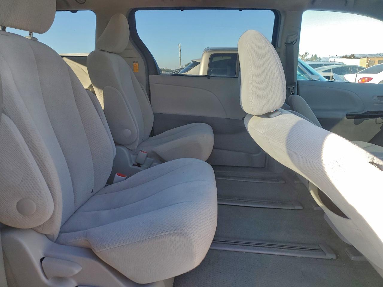 2014 TOYOTA SIENNA LE photo 11