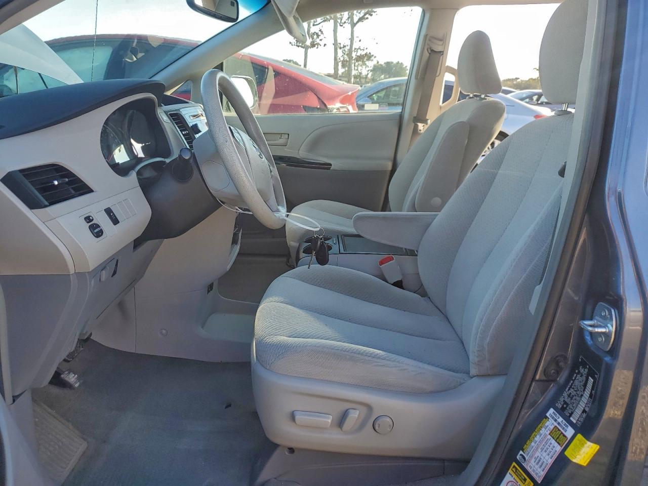 2014 TOYOTA SIENNA LE photo 7