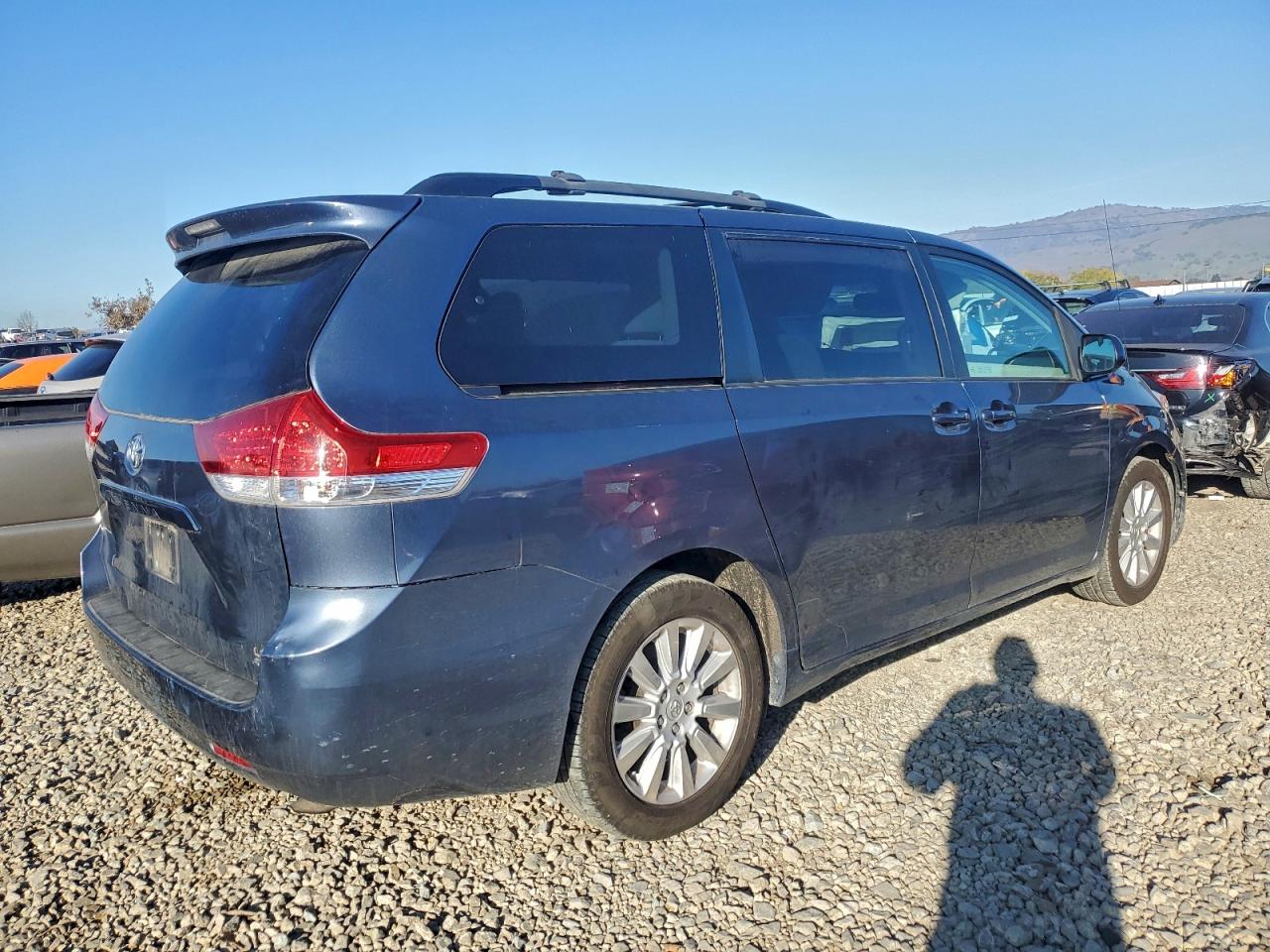 2014 TOYOTA SIENNA LE photo 3