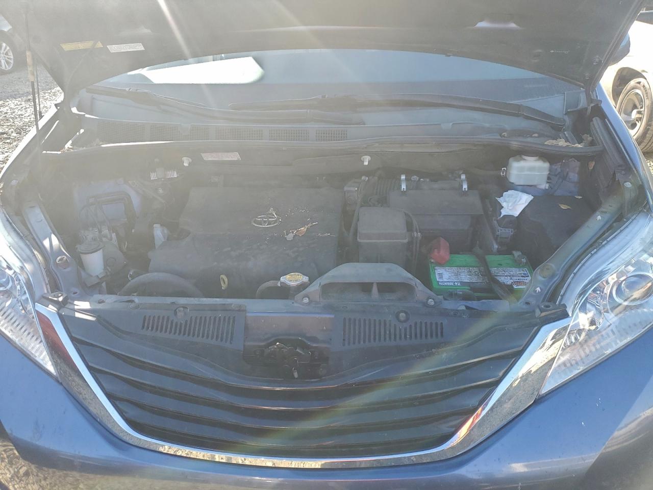 2014 TOYOTA SIENNA LE photo 12