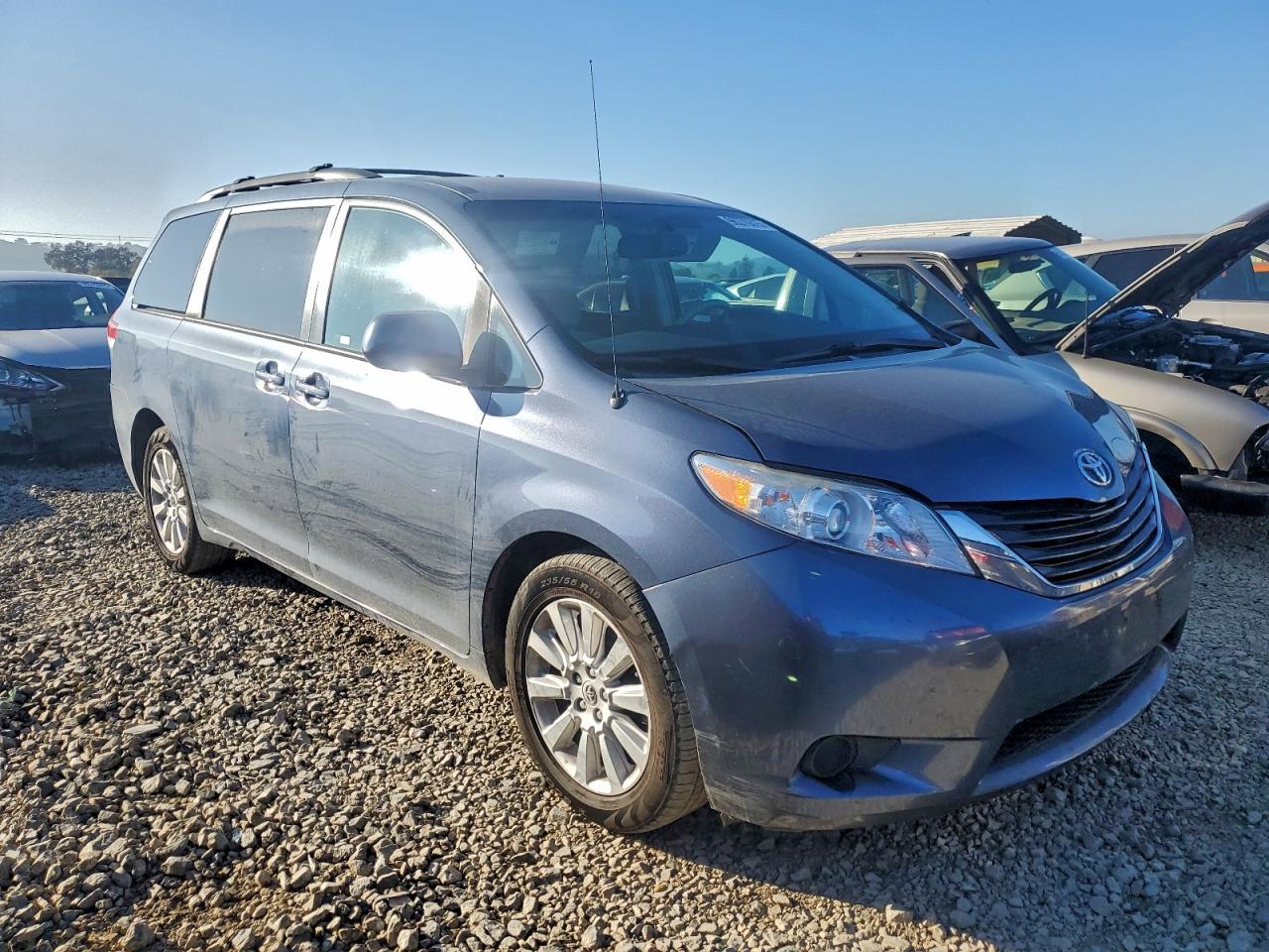 2014 TOYOTA SIENNA LE photo 4