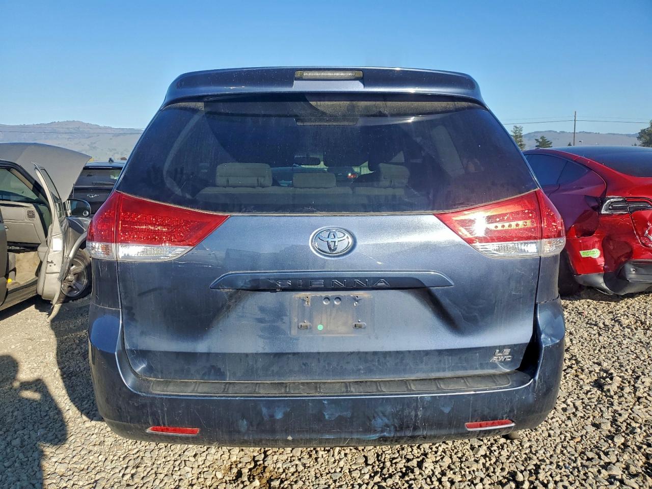 2014 TOYOTA SIENNA LE photo 6