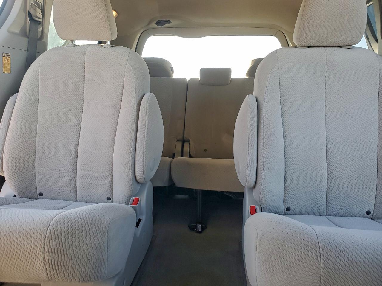 2014 TOYOTA SIENNA LE photo 10