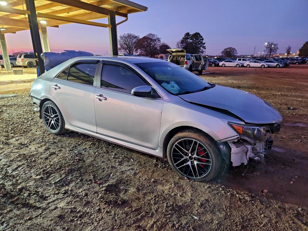 2014 TOYOTA CAMRY L photo 10