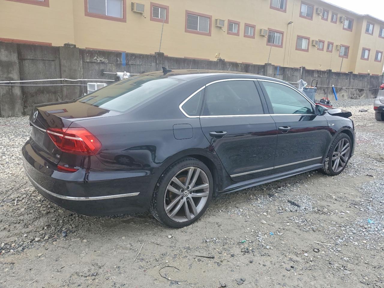 2017 VOLKSWAGEN PASSAT R-LINE photo 3