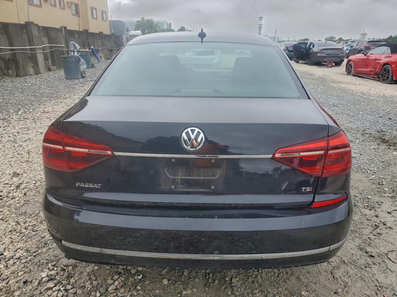 2017 VOLKSWAGEN PASSAT R-LINE photo 6