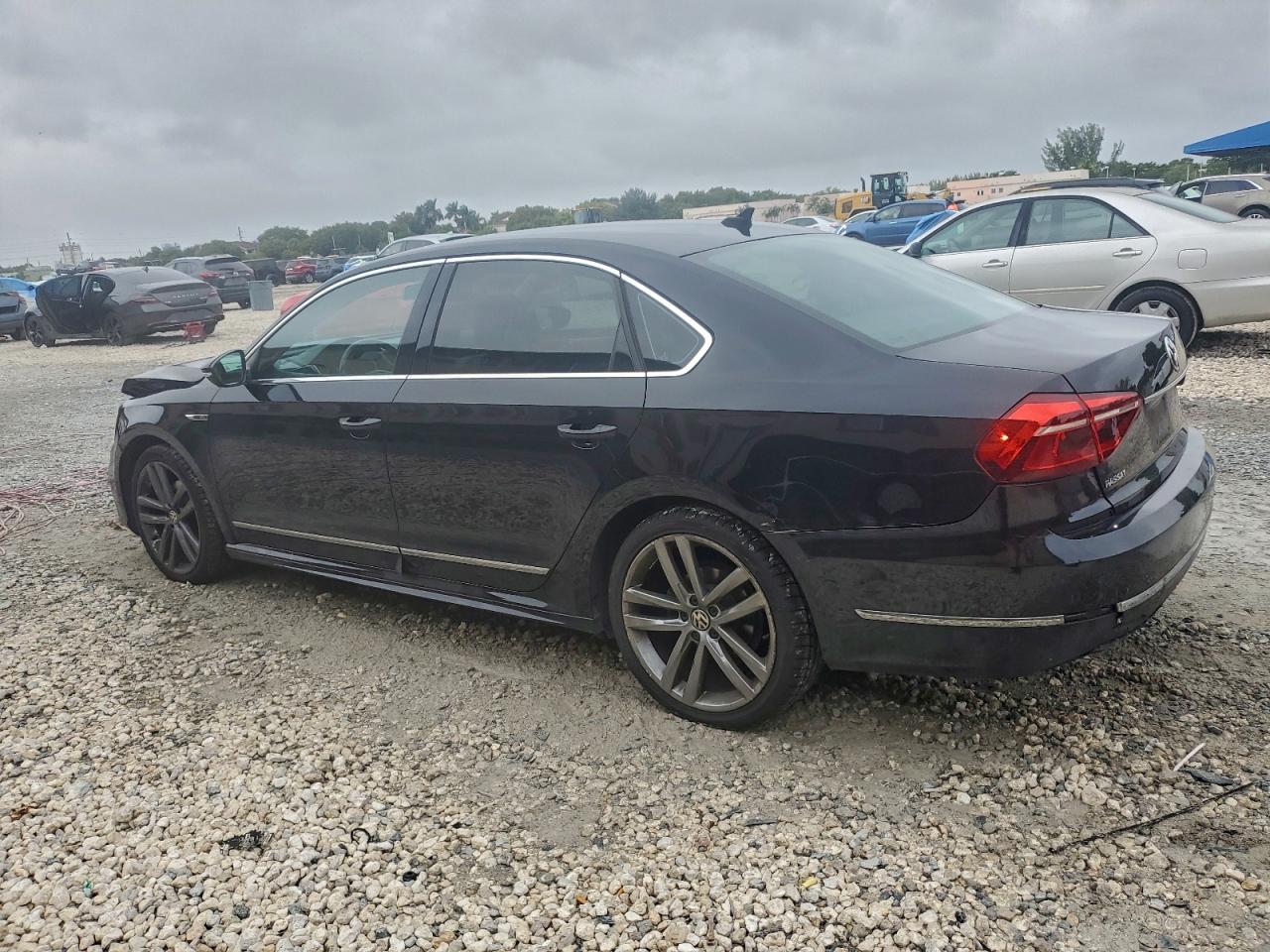 2017 VOLKSWAGEN PASSAT R-LINE photo 2