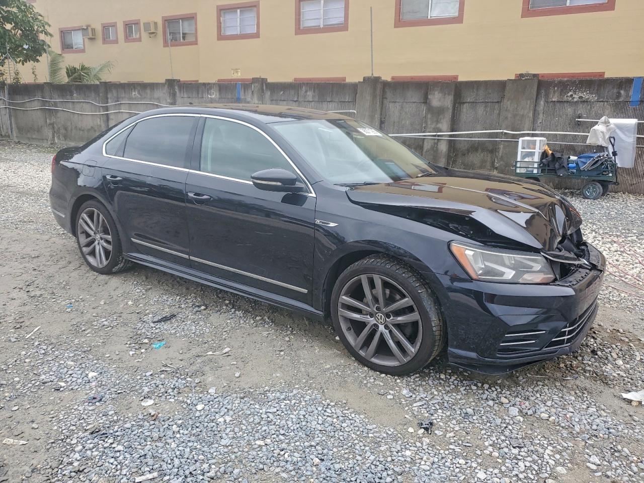 2017 VOLKSWAGEN PASSAT R-LINE photo 4