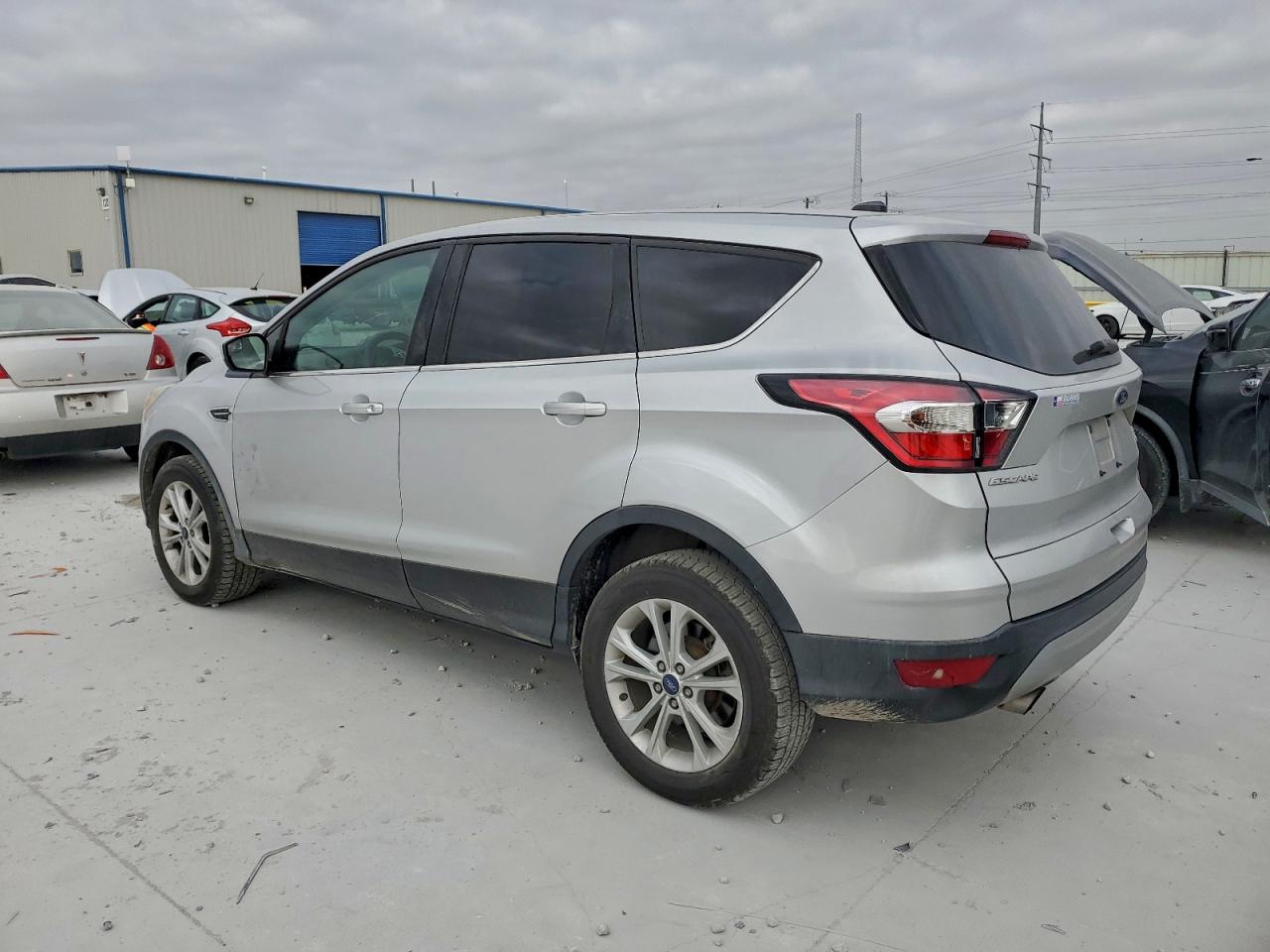 2017 FORD ESCAPE SE photo 2