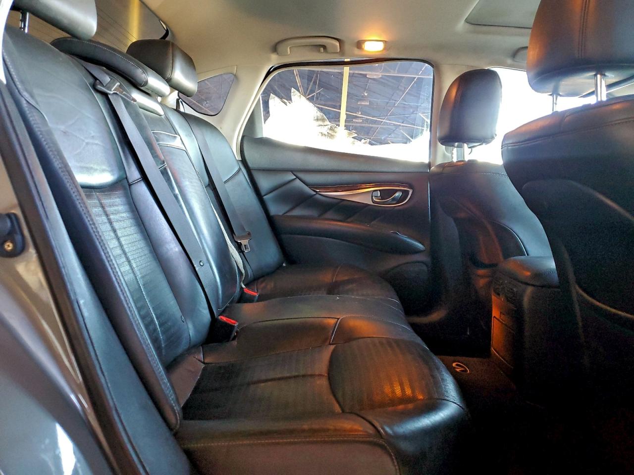 2011 INFINITI M37 photo 10