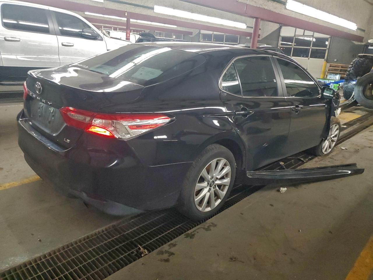 2018 TOYOTA CAMRY L photo 3