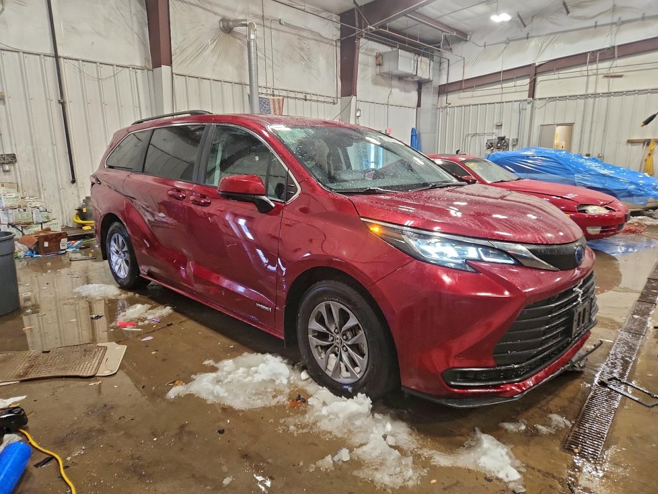 2021 TOYOTA SIENNA LE photo 4