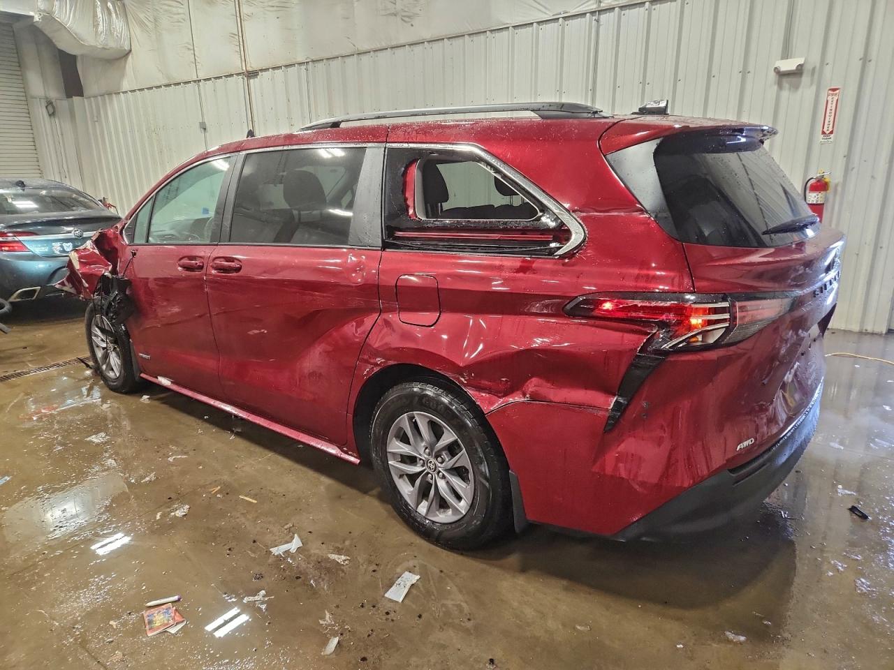 2021 TOYOTA SIENNA LE photo 2