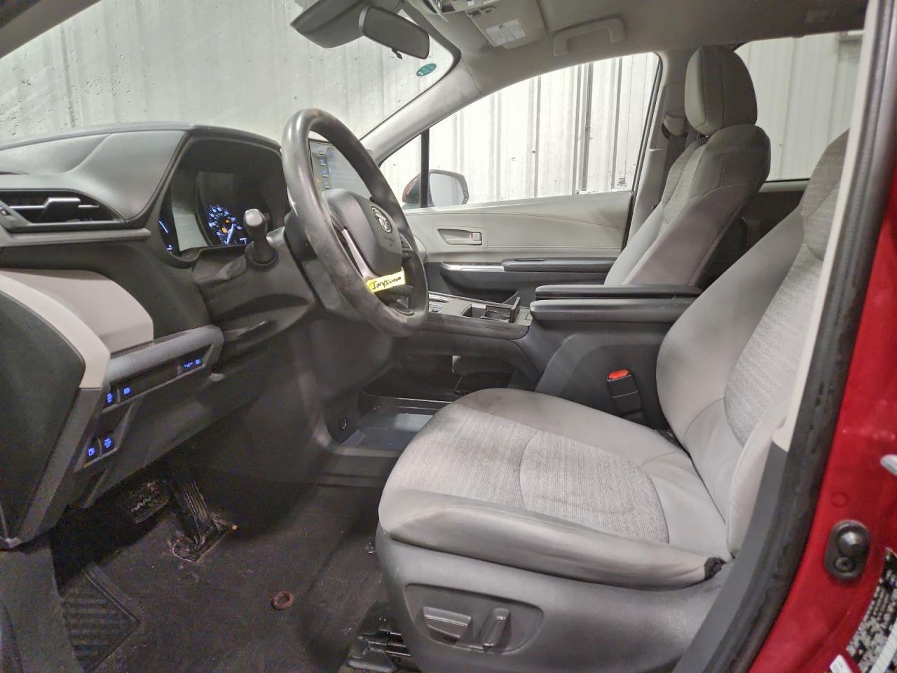 2021 TOYOTA SIENNA LE photo 7