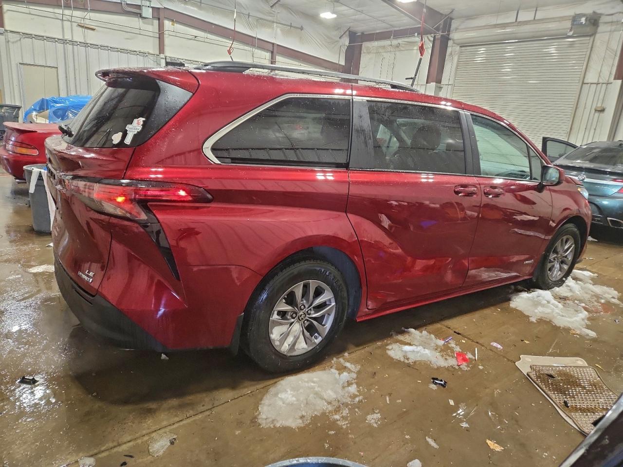 2021 TOYOTA SIENNA LE photo 3