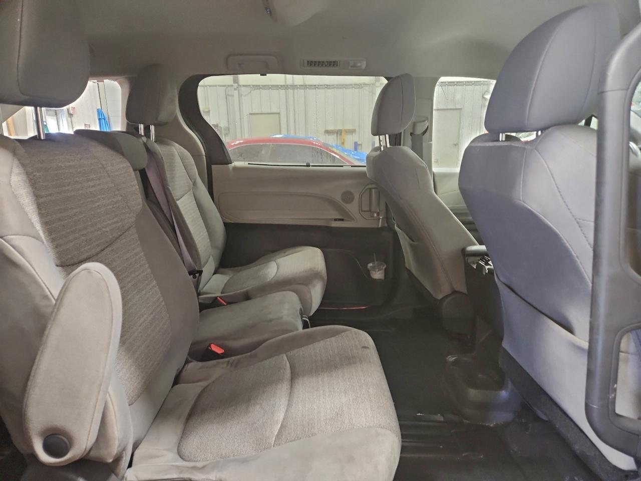 2021 TOYOTA SIENNA LE photo 11