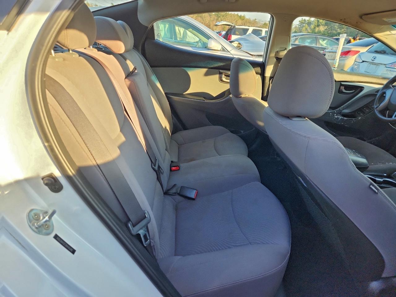 2014 HYUNDAI ELANTRA SE photo 32