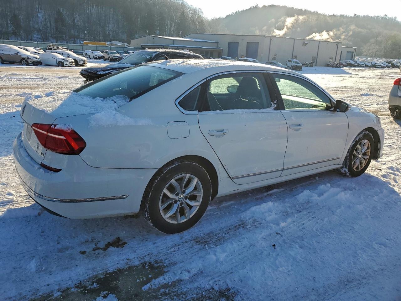 2017 VOLKSWAGEN PASSAT S photo 3