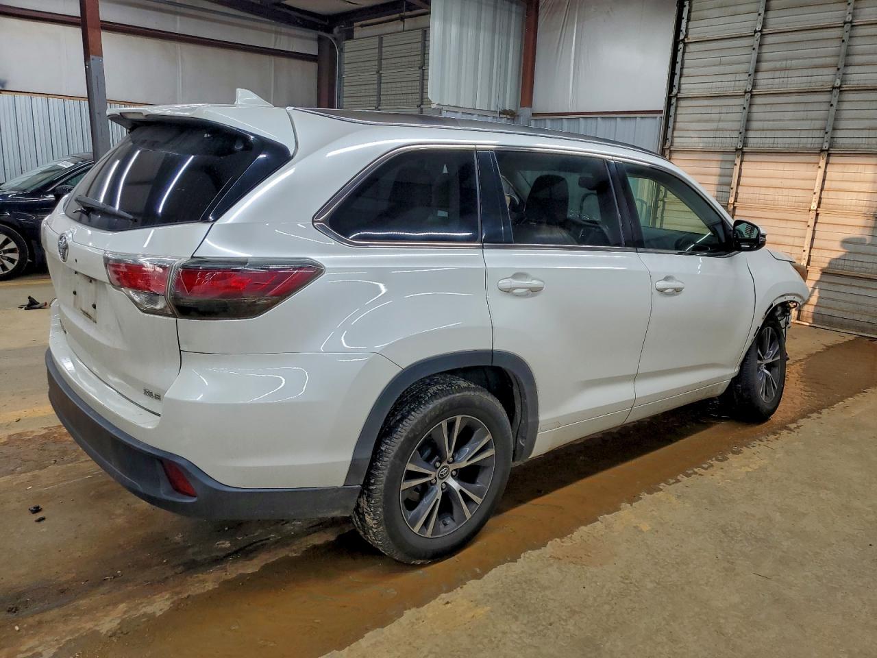 2016 TOYOTA HIGHLANDER XLE photo 3