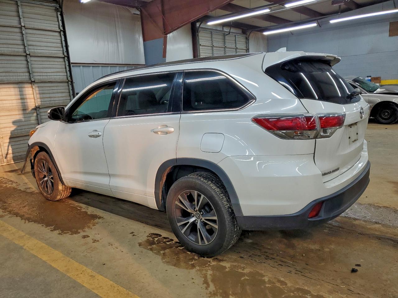 2016 TOYOTA HIGHLANDER XLE photo 2