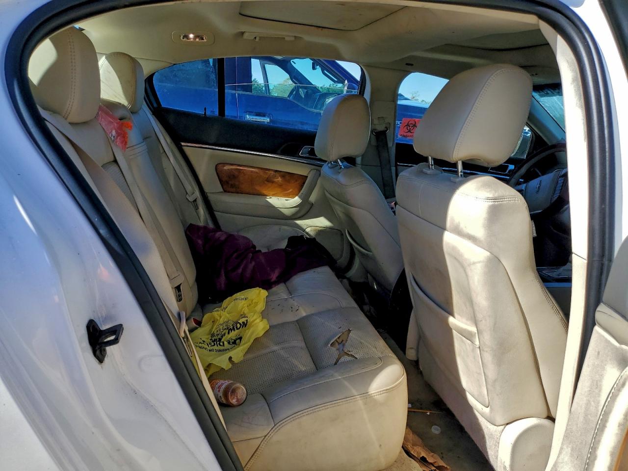 2010 LINCOLN MKS photo 19