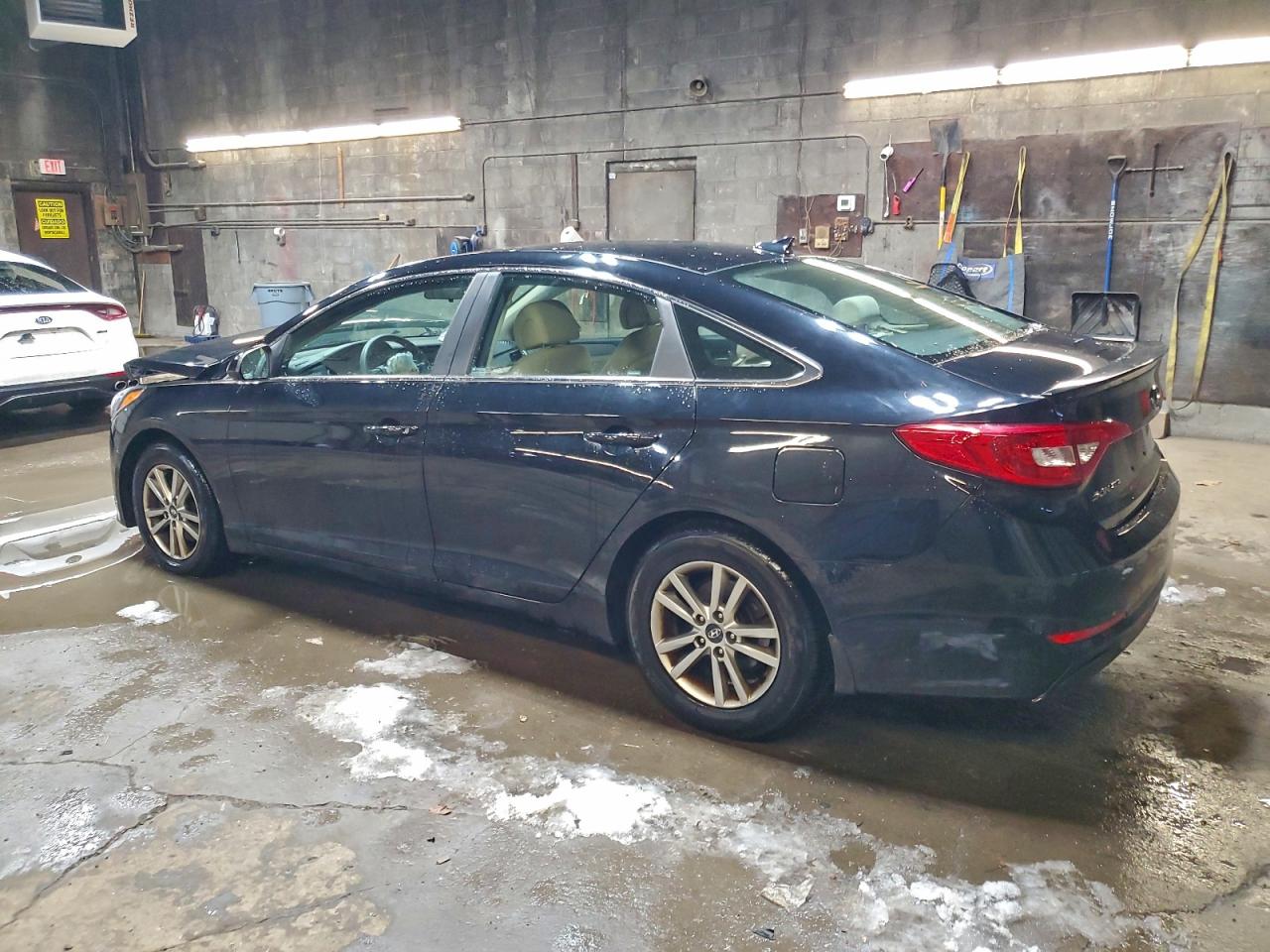2015 HYUNDAI SONATA SE photo 2
