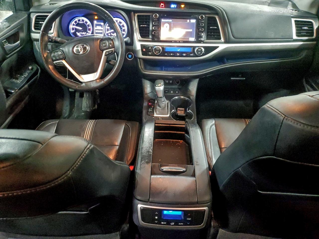 2017 TOYOTA HIGHLANDER SE photo 8